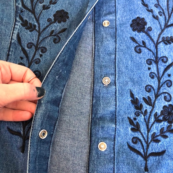 Embroidered denim button down 🍋 - Picture 4 of 4
